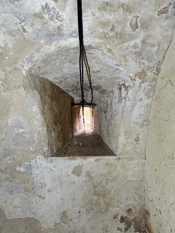 Bergfried-Burg-Angern-schießscharte