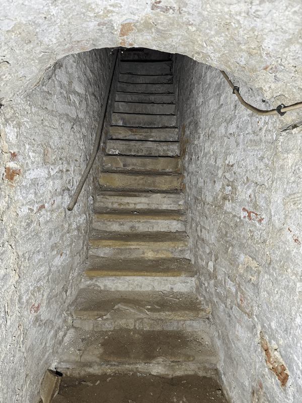 burg-angern-palas-treppe