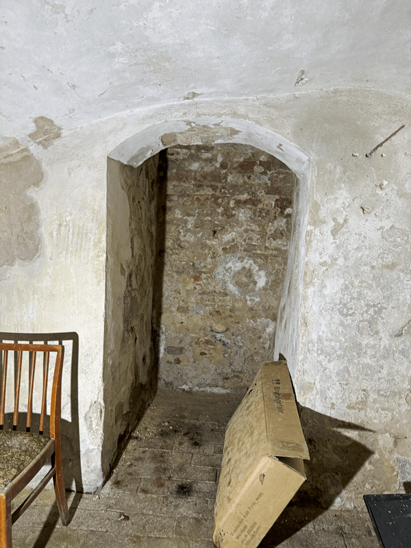 bergfried-angern-aussentuer